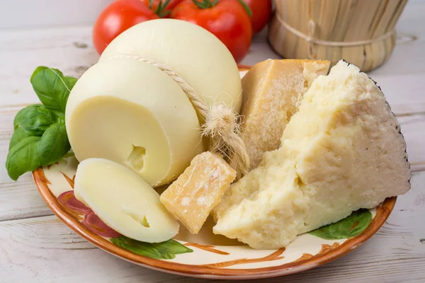 I migliori formaggi italiani - caciocavallo fresco, pecorino, parmesano — Foto Stock