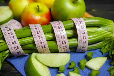 Yeşil sebze ve meyve - kereviz sürgünler ve elma, sağlıklı fitness diyet kavramı