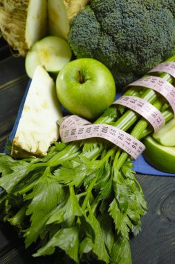 Yeşil sebze ve meyve - kereviz, brokoli, kereviz sürgünler ve elma, sağlıklı fitness diyet kavramı