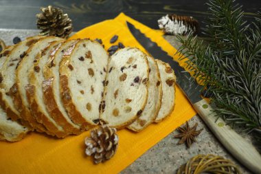 Granit gemide, tatil kavramı dilimlenmiş taze pişmiş kuru üzüm ekmek