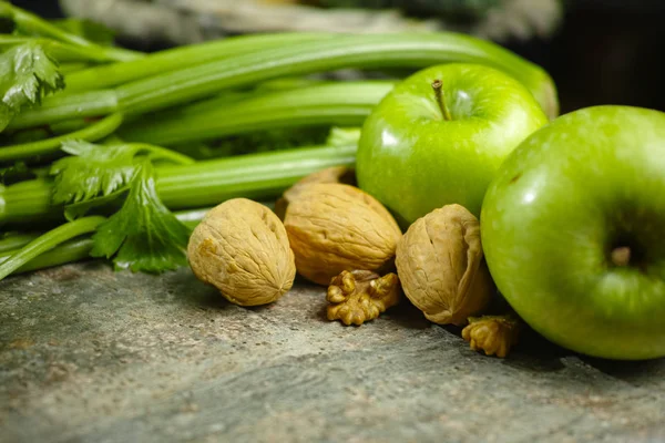 Ingredientes para ensalada Waldorf - apio, manzanas, nueces - fresco y saludable — Foto de Stock