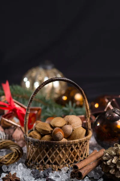 Winter Nüsse Bösen Korb Mit Weihnachtsdekoration — Stockfoto