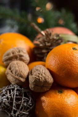 Kış Noel meyve ve fındık ile Noel dekorasyonu gümüş tabakta