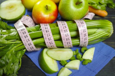 Yeşil sebze ve meyve - kereviz sürgünler ve elma, sağlıklı fitness diyet kavramı