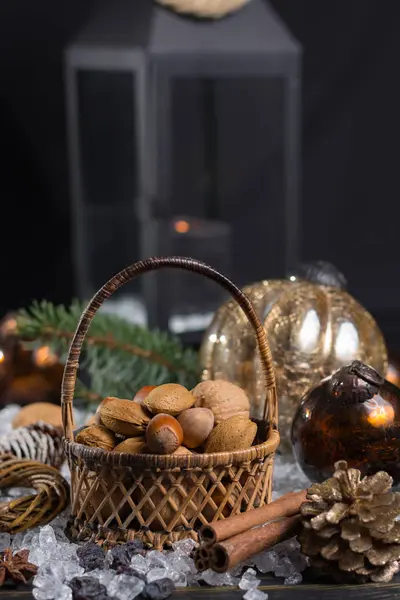 Winter Nüsse Bösen Korb Mit Weihnachtsdekoration — Stockfoto