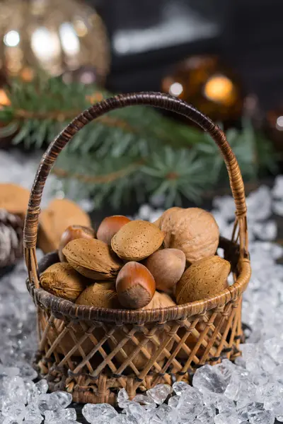 Winter Nüsse Bösen Korb Mit Weihnachtsdekoration — Stockfoto