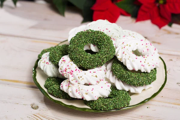 Christmas green mint cookies - bunt geformte Plätzchen — Stockfoto