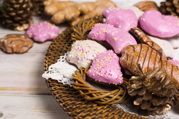 Weihnachtsessen - würzige Plätzchen - bunt geformte Plätzchen auf goldenem Teller — Stockfoto