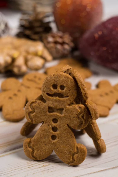 Christmas Smiling Gingerbread Men Men Women Rustic Wooden Background — Stock Photo, Image