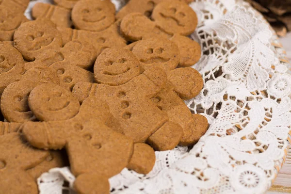 Christmas Smiling Gingerbread Men Men Women White Handmade Lace Christmas — Stock Photo, Image