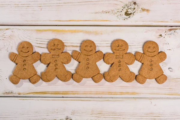 Christmas Smiling Gingerbread Men Men Women Rustic Wooden Background — Stock Photo, Image