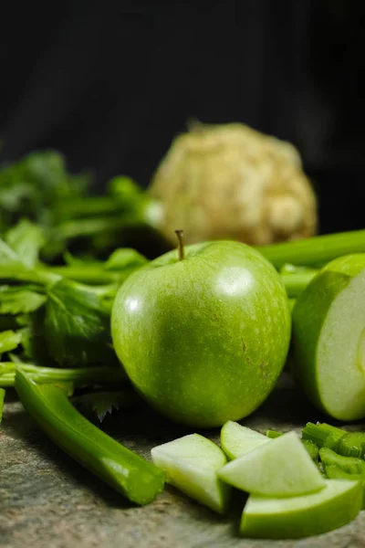 Zelená Zelenina Ovoce Výhonky Celer Jablka Zdravé Fitness Dieta Koncept — Stock fotografie