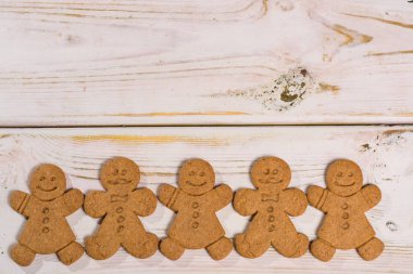 Noel gingerbread gülümseyen adam, erkek ve kadın rustik ahşap zemin üzerine