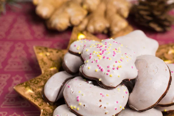 Weihnachten würzige Plätzchen - bunt geformte Ingwerplätzchen — Stockfoto