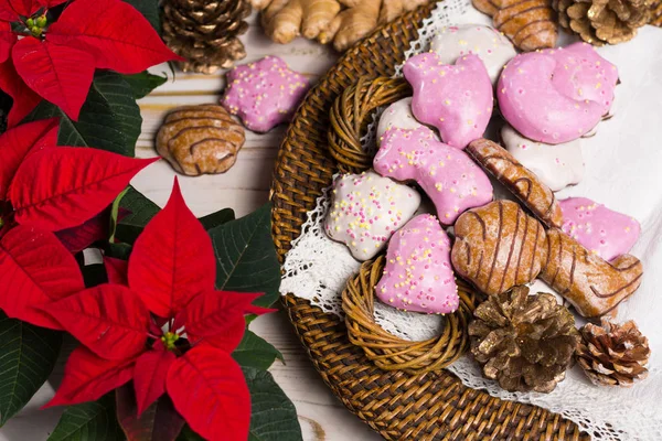 Weihnachten würzige Plätzchen - bunt geformte Plätzchen — Stockfoto