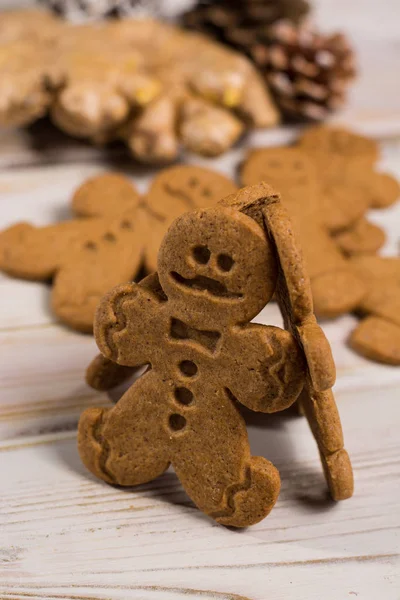 Christmas smiling gingerbread men on rustic wooden background — Stock Photo, Image