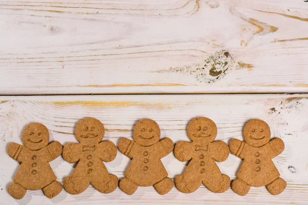 Christmas Smiling Gingerbread Men Men Women Rustic Wooden Background — Stock Photo, Image