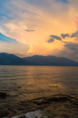 denize doğal günbatımı