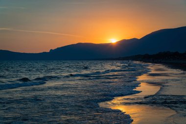 denize doğal günbatımı