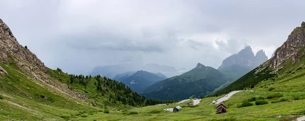 Paisagem típica das Dolomitas no verão — Fotografia de Stock
