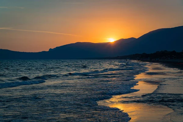 Denize doğal günbatımı — Stok fotoğraf