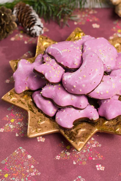 Biscoitos Picantes Natal Biscoitos Coloridos Forma Prato Dourado Decoração Natal — Fotografia de Stock