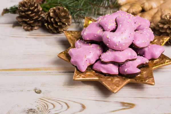 Weihnachtsplätzchen Bunt Geformte Plätzchen Auf Goldenem Teller Und Weihnachtsdekoration — Stockfoto