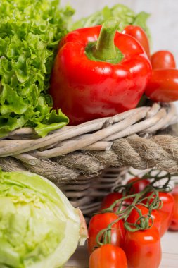 Malzemeler taze sağlıklı düşük kalorili gıda sağlıklı yeşil salata-yeşil ve kırmızı frech marul salata yaprakları, kırmızı biber, domates - bahar