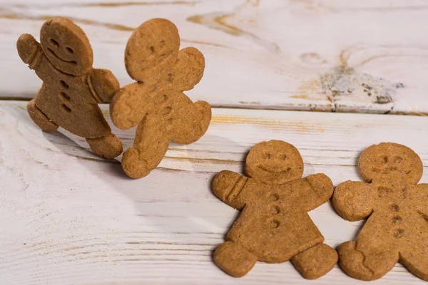 Christmas Smiling Gingerbread Men Men Women Rustic Wooden Background — Stock Photo, Image