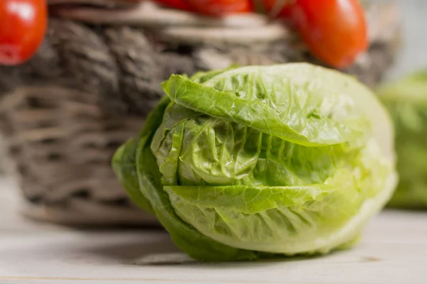 Foglie di insalata di lattuga romana fresca verde e mini pomodori romani - h — Foto Stock