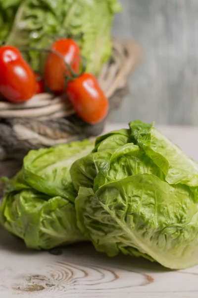 Foglie di insalata di lattuga fresca verde e mini pomodori roma — Foto Stock