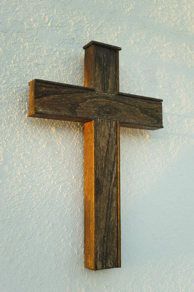 Velha cruz de madeira na parede branca — Fotografia de Stock