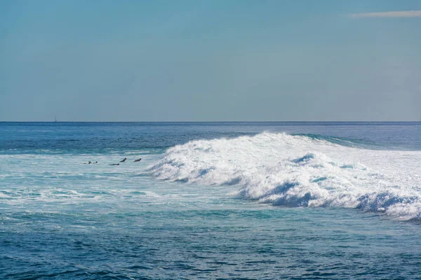 A costa do oceano Atlântico, ondas oceânicas, inverno em Tenerife, Canária — Fotografia de Stock