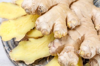 Taze dilimlenmiş ham zencefil - sağlıklı gıda için madde