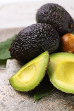 Organik avokado saç ekimi - sağlıklı gıda üzerinden yeşil olgun avokado