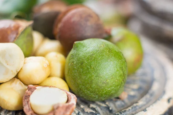 Macadamia fındık kabuğu - lezzetli pahalı yağ fındık — Stok fotoğraf