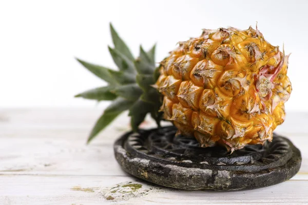 Rijpe sappige verse baby ananas op zwarte steen — Stockfoto