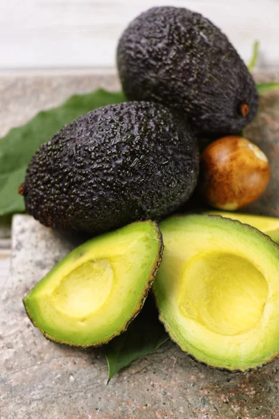 Groene rijpe avocado met verlaat close-up — Stockfoto