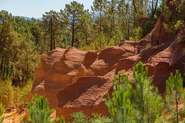 Laranja ocre pigmento colinas pitorescas. Roussillon, Provence, França — Fotografia de Stock