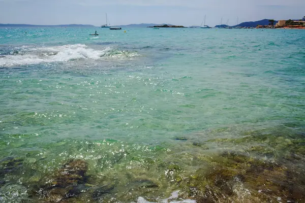 蓝色的海水清澈小径-法国度假胜地 — 图库照片