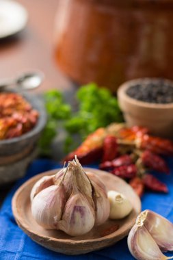 Fransız sarımsak ve kırmızı sıcak kırmızı biber kurutulmuş, çeşitli - ahşap masa baharatlı madde