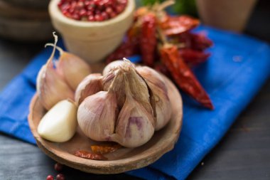 Fransız sarımsak ve kırmızı sıcak kırmızı biber kurutulmuş, çeşitli - ahşap masa baharatlı madde