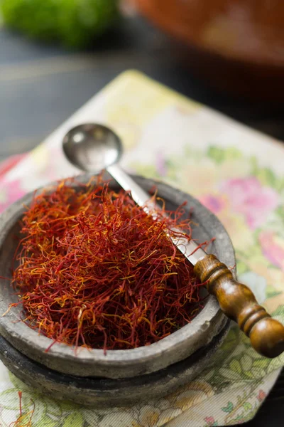 Raw Organic Red Saffron Spice Uma Tigela Barro Mesa Madeira — Fotografia de Stock