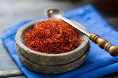 Ham organik kırmızı safran baharat bir kil kase