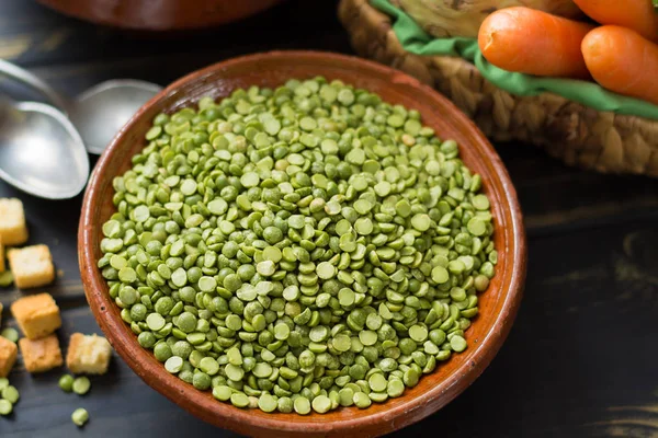 Kurutulmuş split bezelye vejetaryen çorbası için malzemeler. 