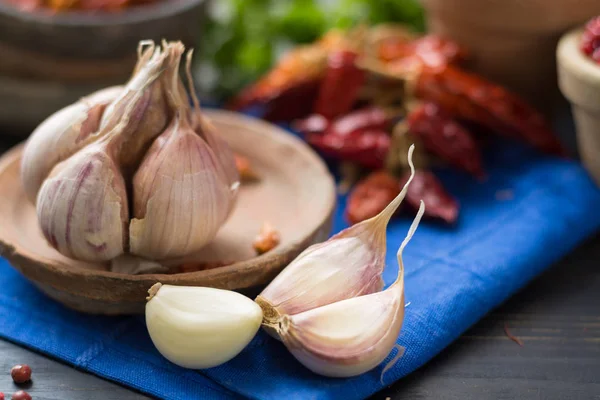 Ajo francés y chiles rojos picantes de cayena secos, variedad  - — Foto de Stock