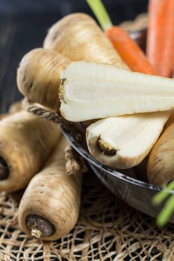 Taze yaban havucu kökleri, havuç yemek hazır