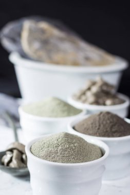 Antik Mineraller - lüks yüz ve vücut spa tedavisi, kil tozu ve maske, yeşil, mavi ve siyah kil