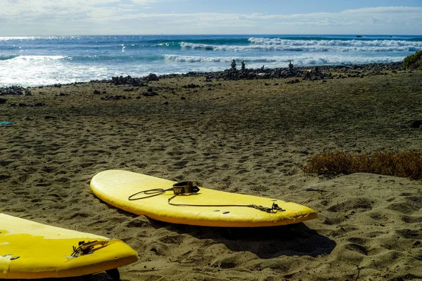 Surf school - několik surfování studenti zamířili do oceánu — Stock fotografie