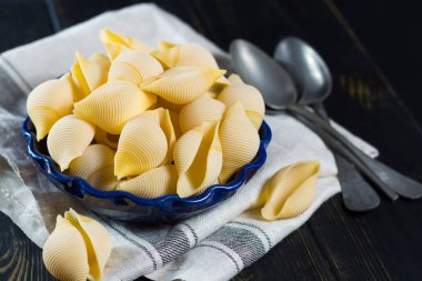 Doldurma, pişmemiş için büyük makarna kabukları